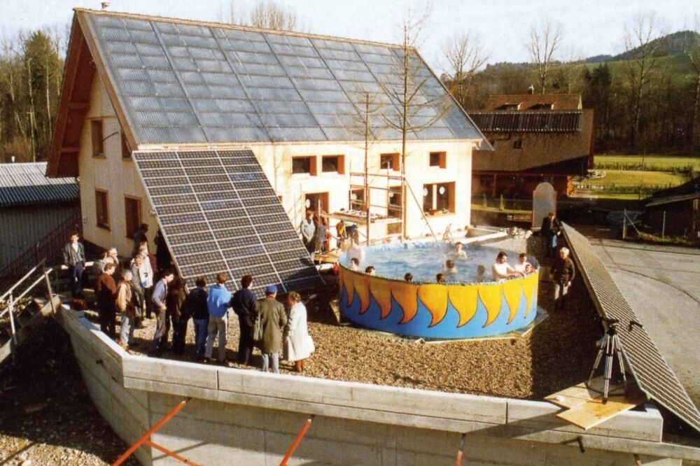 Badespektakel im Winter 31. Januar 1990: Die Firma Jenni hatte den Mut, trotz grösster Kritik das erste völlig autarke Sonnenhaus zu bauen.